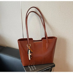 Classic Ladies Crossbody Bag In Premium Leather With Multiple Pockets And Secure Zipper Ideal For Travel And Shopping