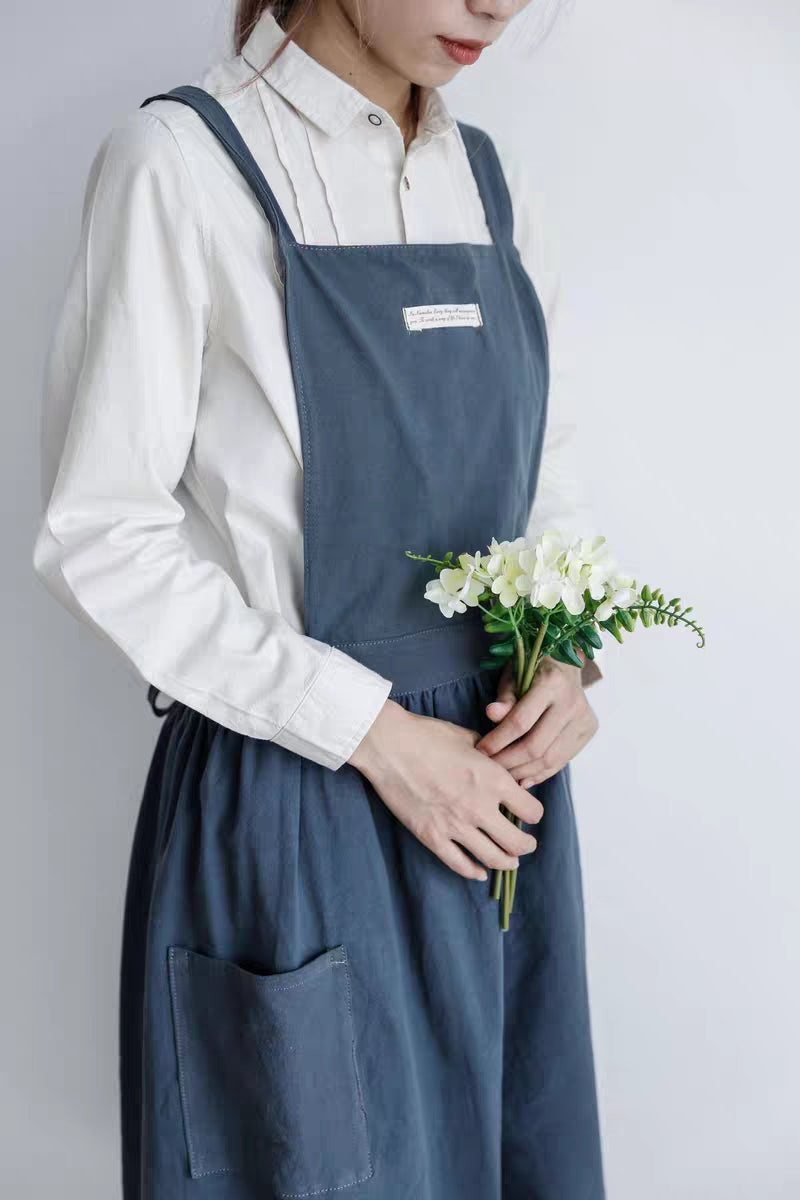Cotton kitchen apron for home cooking – plain minimalist style detail