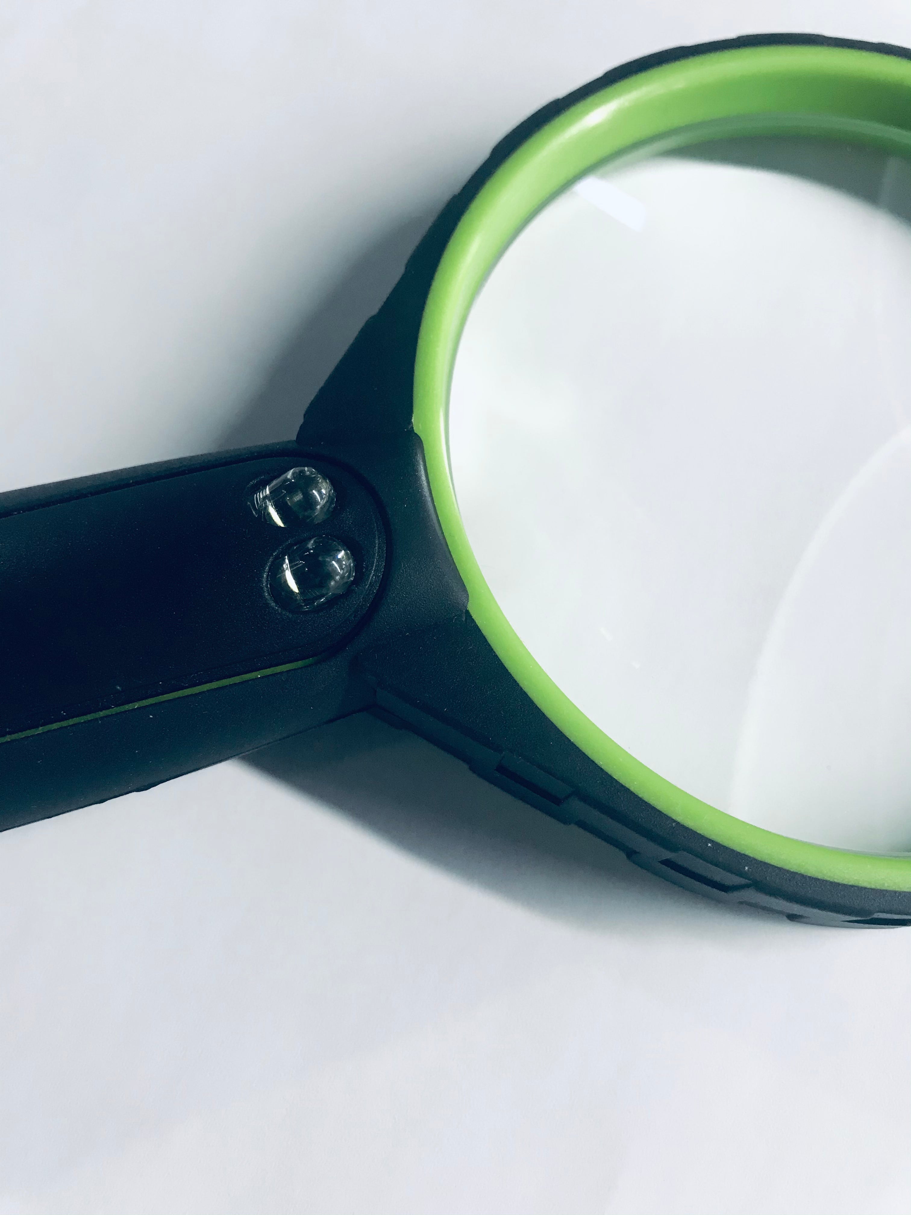 LED magnifying glass with light – Pick N Drop gift for seniors USA Europe