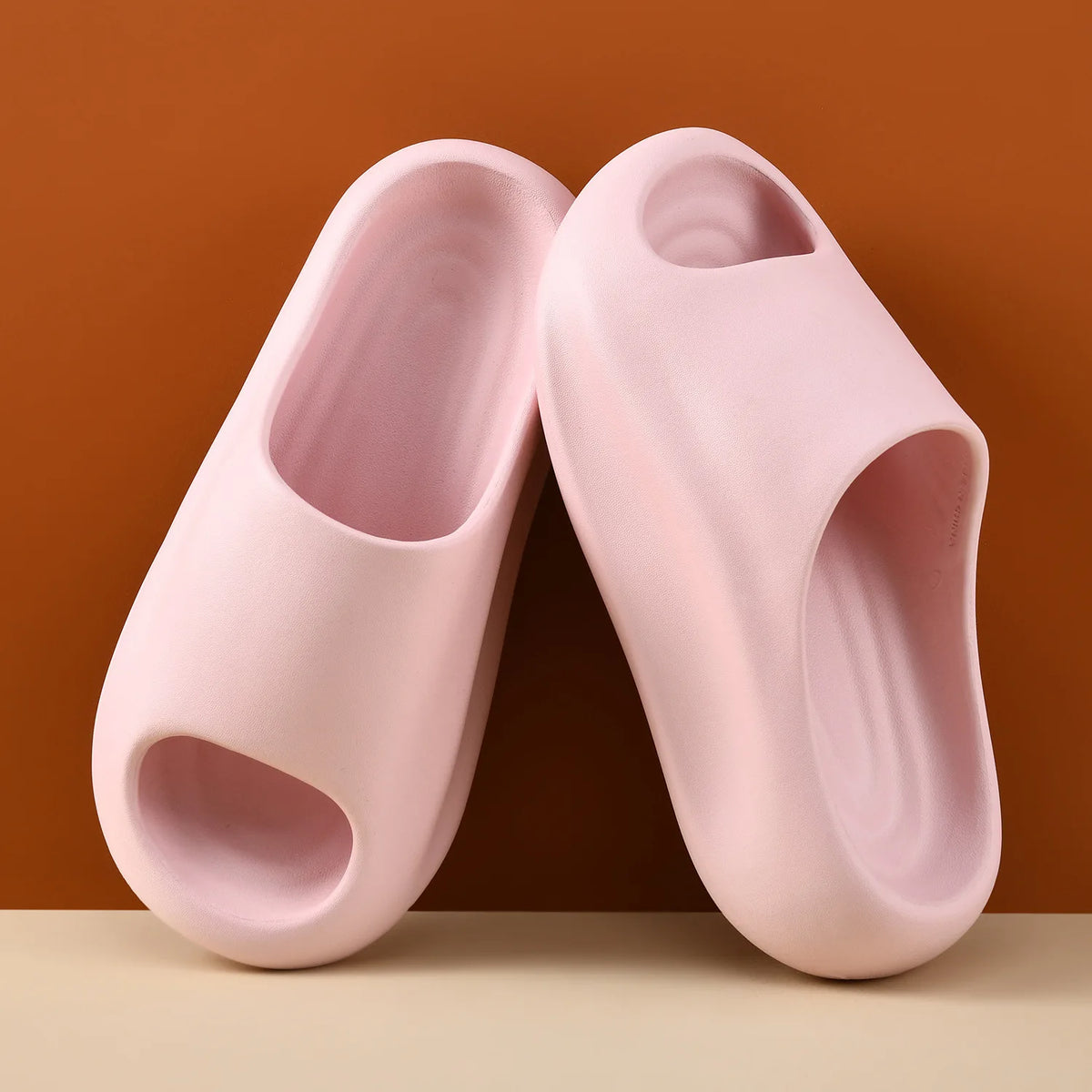 New Slippers Women Wear Sandals Couple Thick Bottom Step Shoes Lightweight and Versatile Trendy Slippers