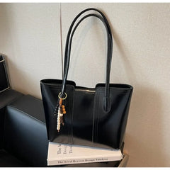 Classic Ladies Crossbody Bag In Premium Leather With Multiple Pockets And Secure Zipper Ideal For Travel And Shopping